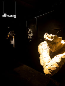 Africaine de l’artiste Méta — impacts sur verre et portrait féminin sur fond noir