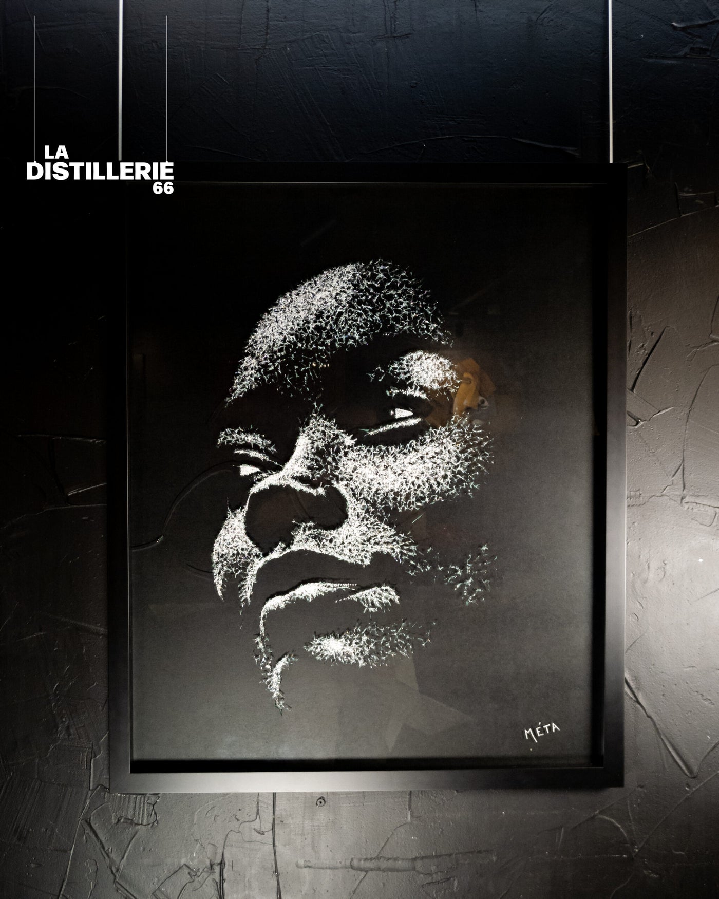 Œuvre Africaine par Méta — art contemporain sur verre fracturé et portrait féminin
