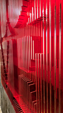 All You Need Is — œuvre cinétique originale d’Alx Slice Art en plexiglas et feuille d’or