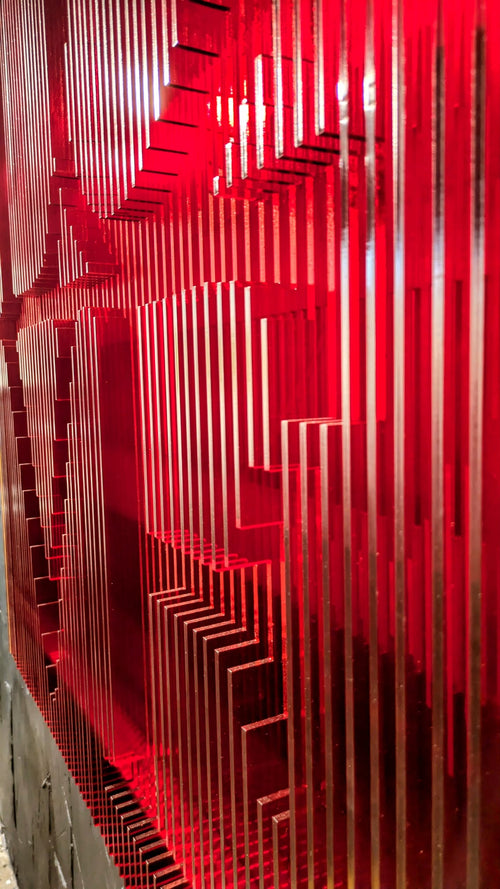 All You Need Is — œuvre cinétique originale d’Alx Slice Art en plexiglas et feuille d’or