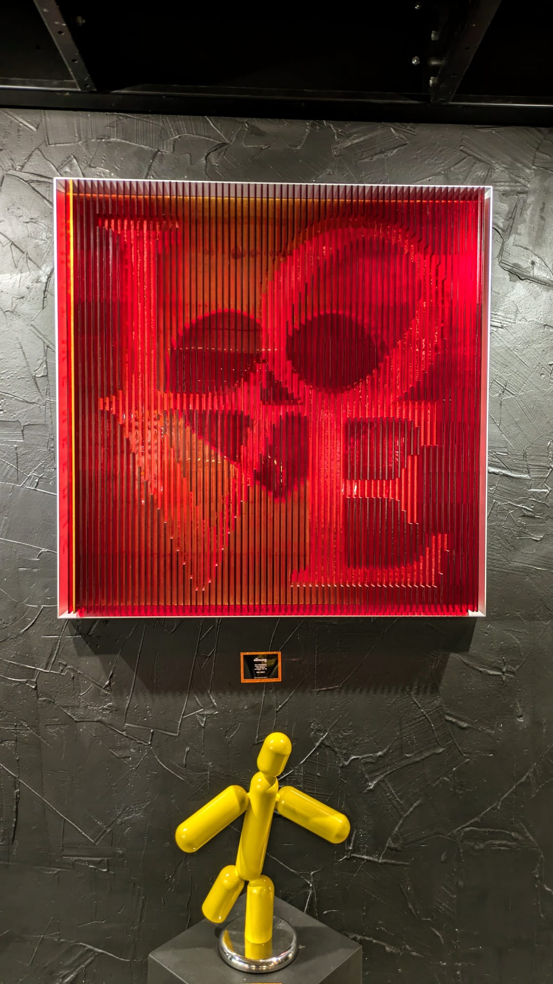 Œuvre All You Need Is par Alx Slice Art — lames de plexiglas, lumière et transparence