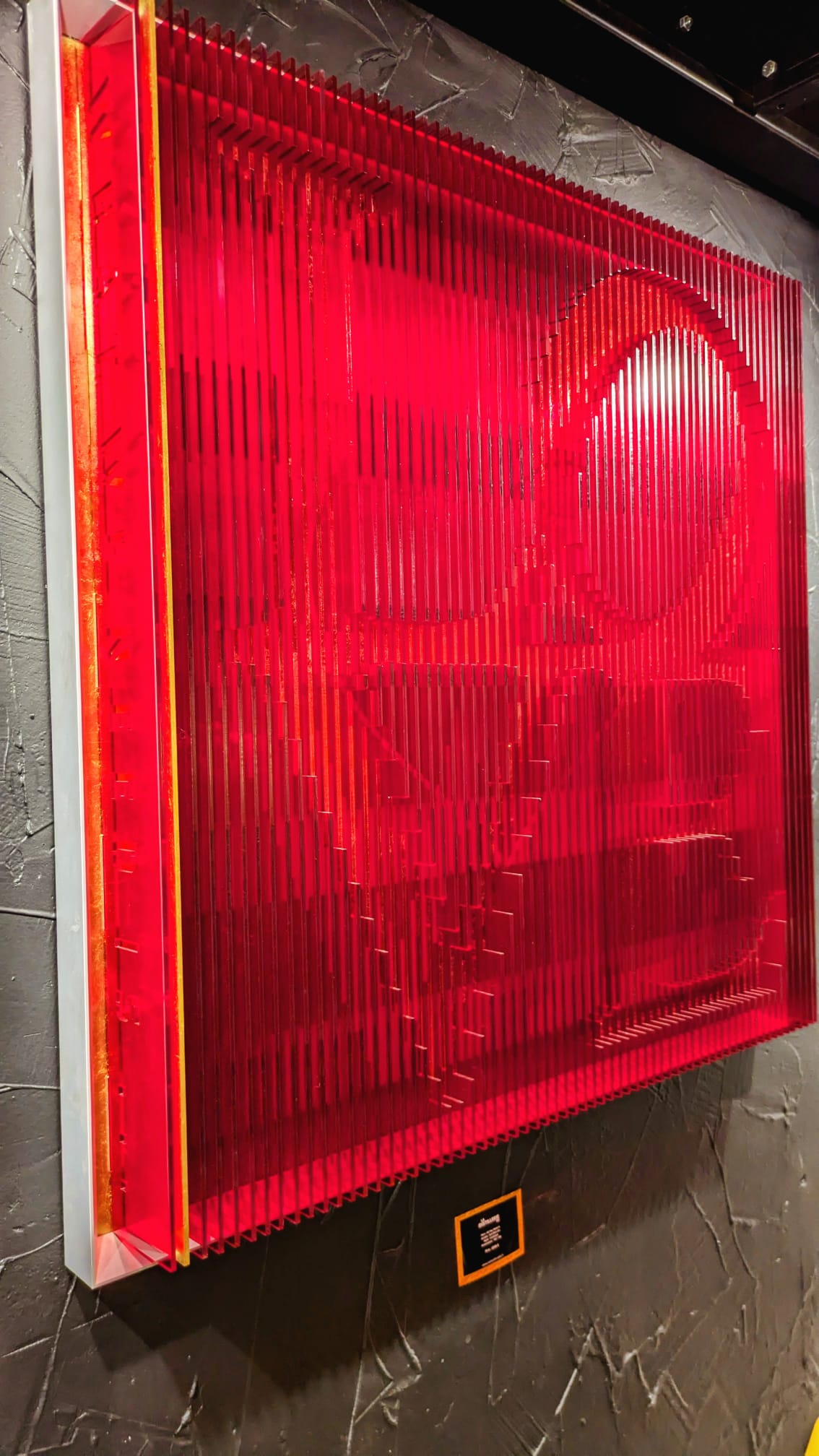 Œuvre cinétique All You Need Is d’Alx Slice Art — transparence, lames rouges et feuille d’or