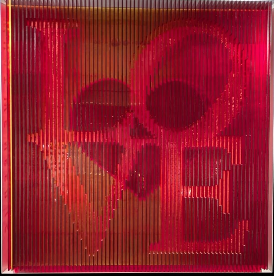 All You Need Is par Alx Slice Art — plexiglas découpé, relief et jeux de lumière