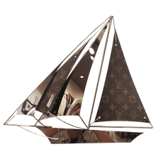 Le Bateau 40 — sculpture contemporaine d’Arcanis en acier inoxydable poli miroir et cuir, édition n°4/99