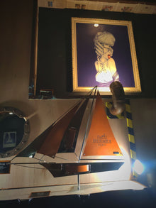 Arcanis — Le Bateau 70, sculpture de bateau en acier inoxydable et cuir