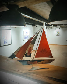 Le Bateau 70 d’Arcanis — bateau sculptural en acier poli miroir avec voiles en cuir, édition n°4/4