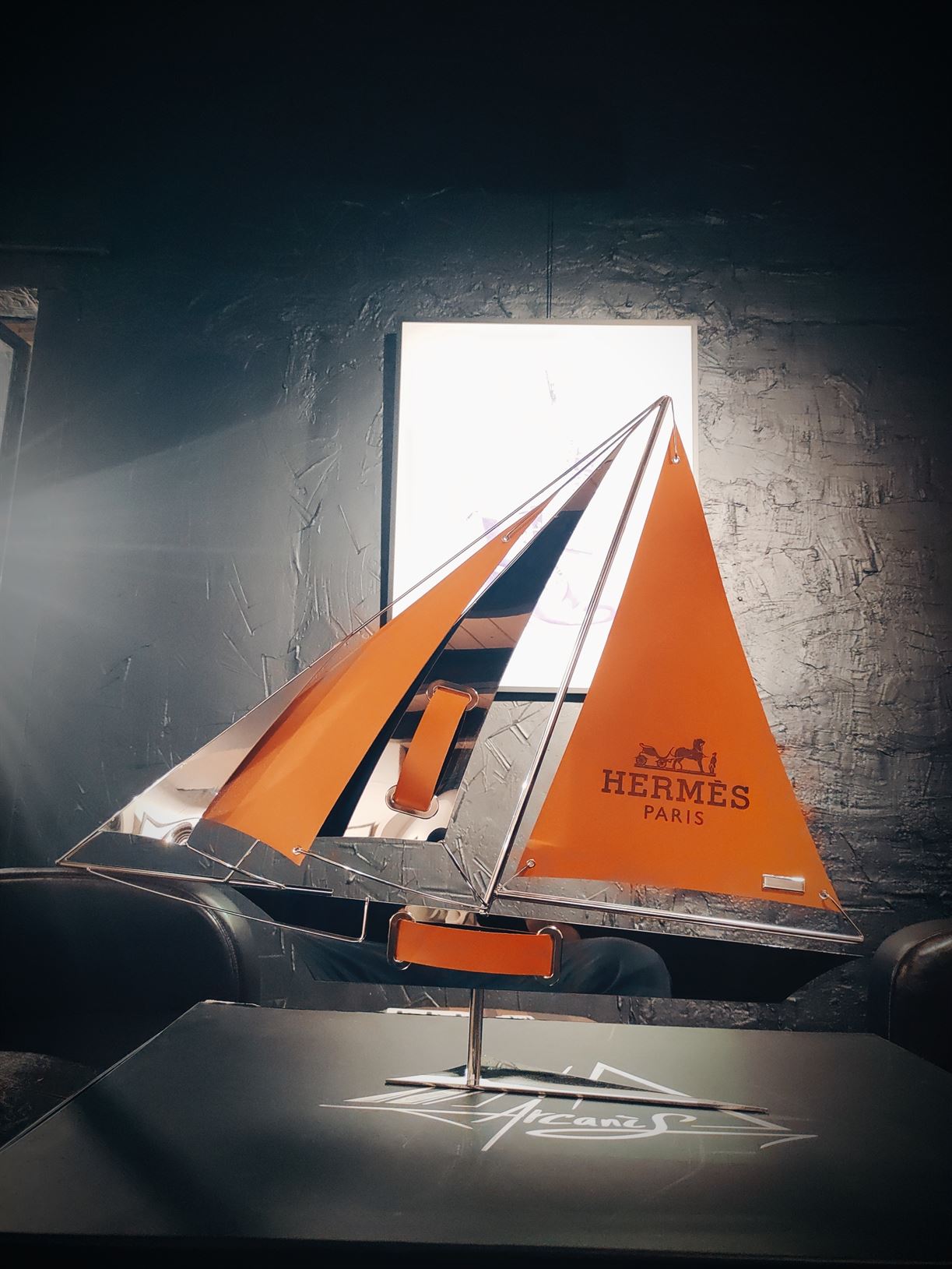 Œuvre Le Bateau 70 par Arcanis — sculpture en acier inoxydable poli miroir et cuir gravé