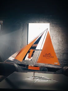 Œuvre Le Bateau 70 par Arcanis — sculpture en acier inoxydable poli miroir et cuir gravé