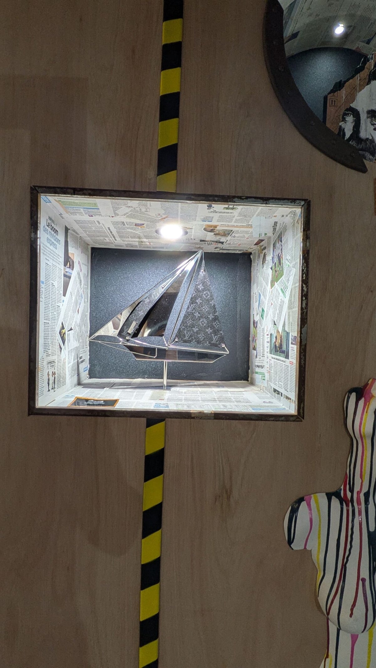 Sculpture Bateau Vuitton 40 de l’artiste Arcanis — acier poli miroir, cuir et savoir-faire français