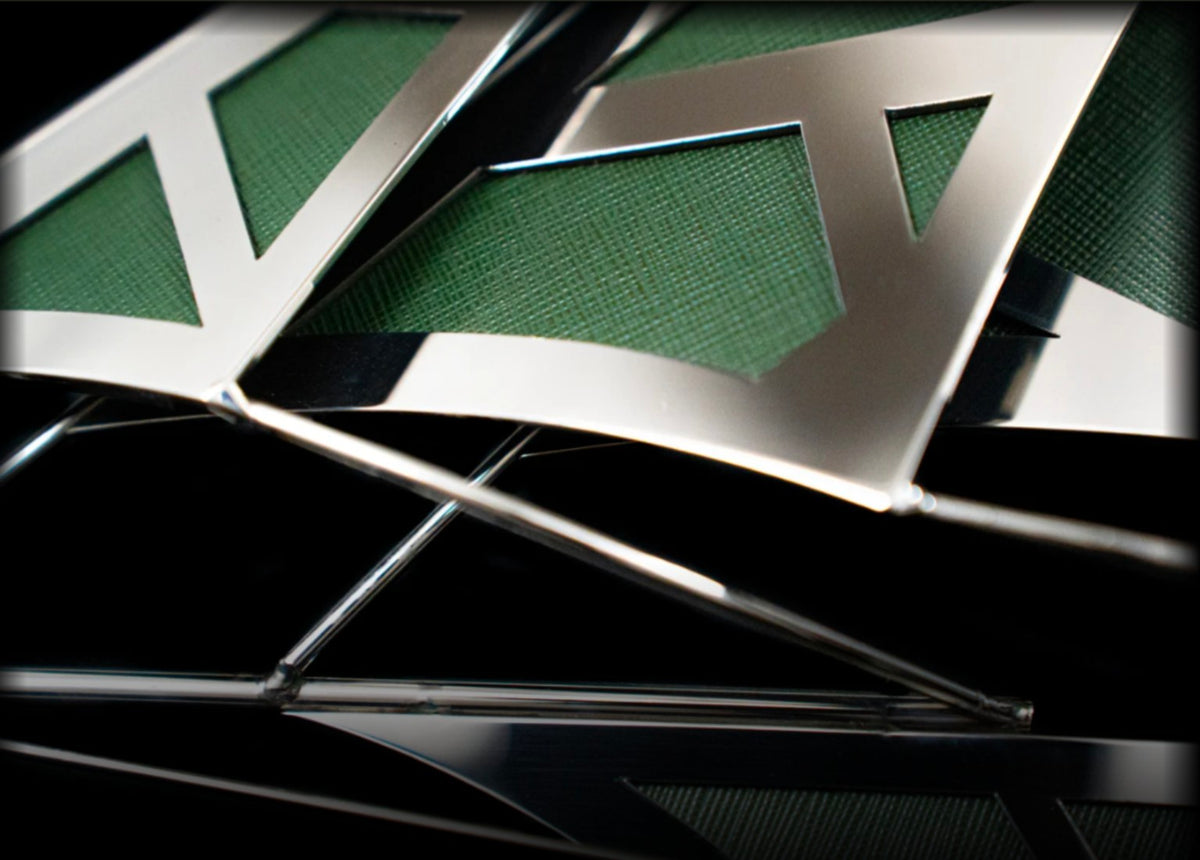 Détail acier poli miroir et cuir vert de Vesper par Arcanis