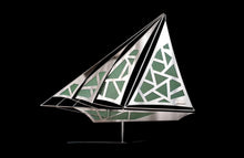 Vesper par Arcanis, sculpture bateau en acier inoxydable poli miroir et cuir vert