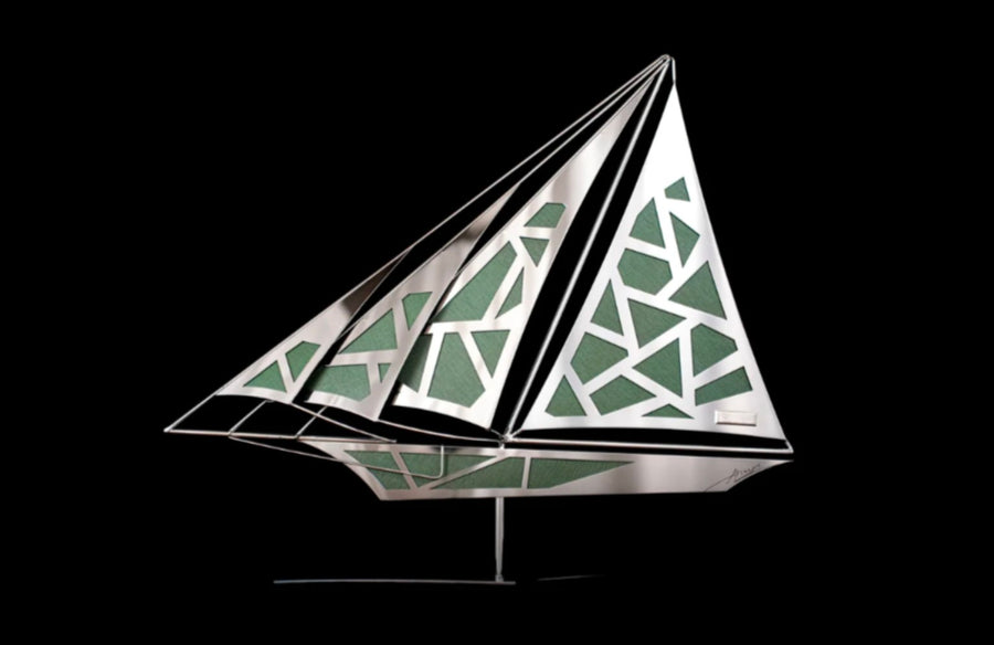 Vesper par Arcanis, sculpture bateau en acier inoxydable poli miroir et cuir vert