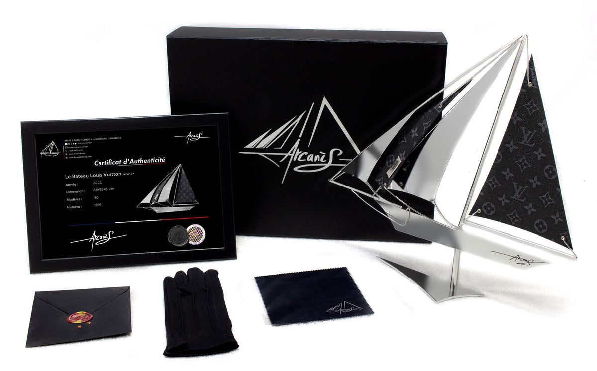 Bateau Vuitton 40 — sculpture contemporaine d’Arcanis en acier inoxydable poli miroir et cuir, édition n°2/25