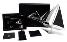 Bateau Vuitton 40 — sculpture contemporaine d’Arcanis en acier inoxydable poli miroir et cuir, édition n°2/25