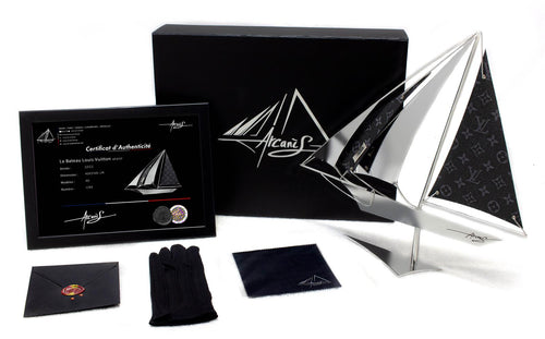 Bateau Vuitton 40 — sculpture contemporaine d’Arcanis en acier inoxydable poli miroir et cuir, édition n°2/25