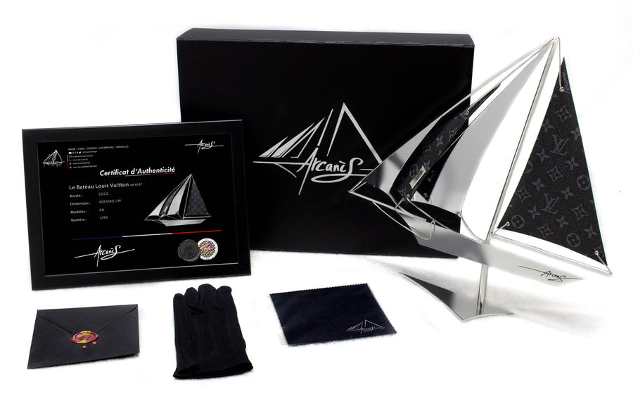 Bateau Vuitton 40 — sculpture contemporaine d’Arcanis en acier inoxydable poli miroir et cuir, édition n°2/25