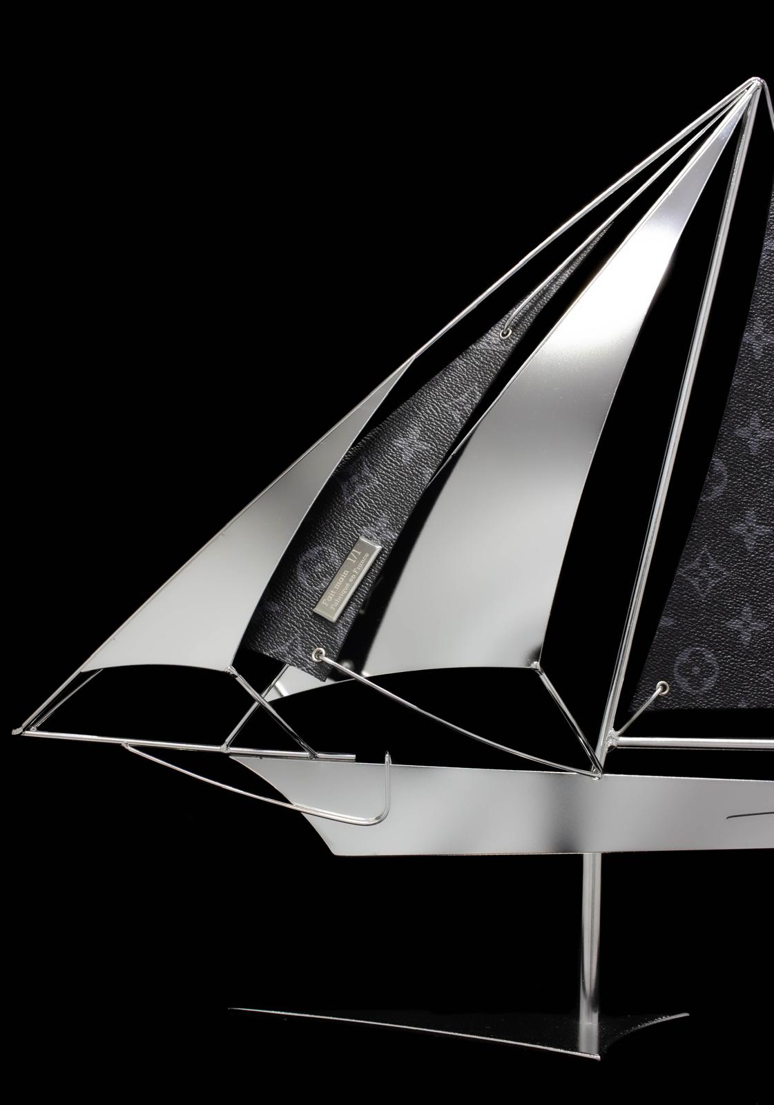 Bateau Vuitton 40 d’Arcanis — bateau sculptural en acier poli miroir avec voiles en cuir, édition n°2/25