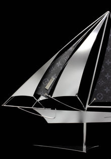 Bateau Vuitton 40 d’Arcanis — bateau sculptural en acier poli miroir avec voiles en cuir, édition n°2/25