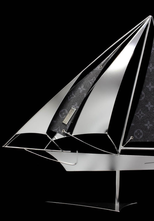 Bateau Vuitton 40 d’Arcanis — bateau sculptural en acier poli miroir avec voiles en cuir, édition n°2/25