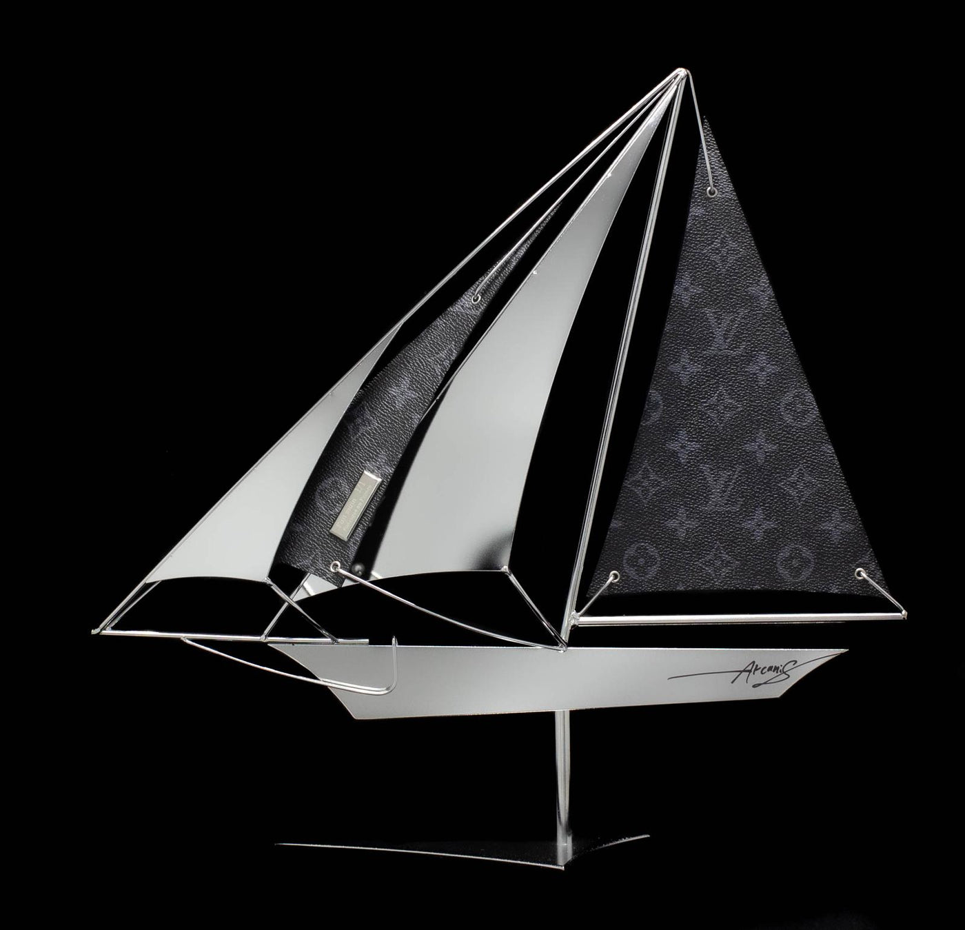 Bateau Vuitton 40 — création d’Arcanis, sculpture murale ou sur socle en acier et cuir