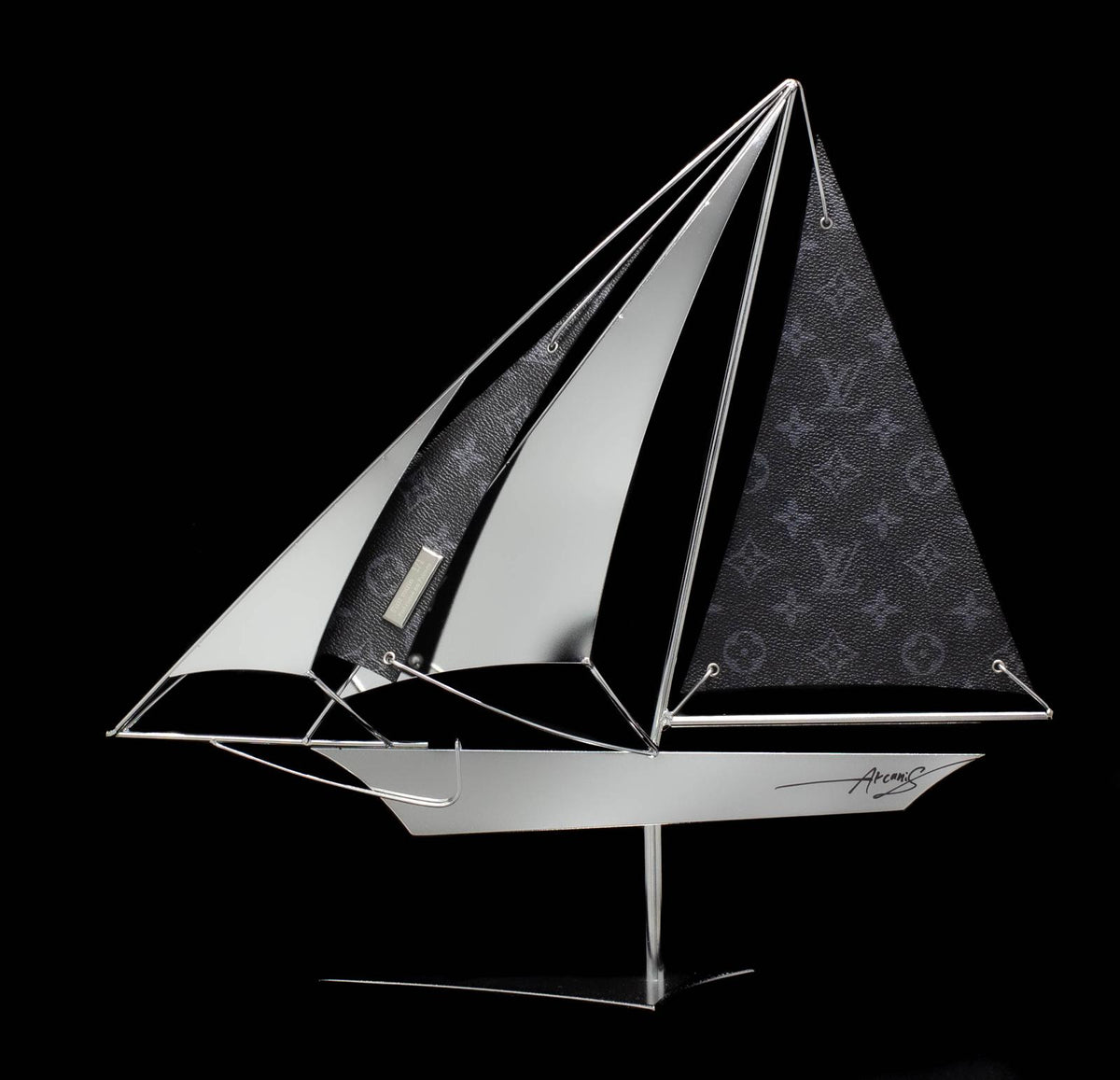 Bateau Vuitton 40 — création d’Arcanis, sculpture murale ou sur socle en acier et cuir
