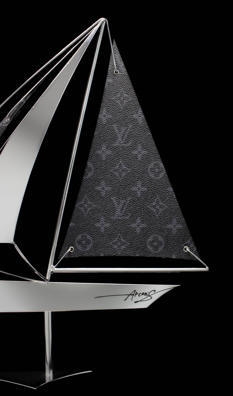 Œuvre Bateau Vuitton 40 par Arcanis — sculpture en acier inoxydable poli miroir et cuir gravé
