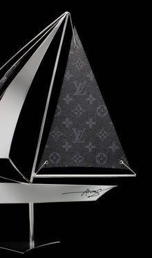 Œuvre Bateau Vuitton 40 par Arcanis — sculpture en acier inoxydable poli miroir et cuir gravé