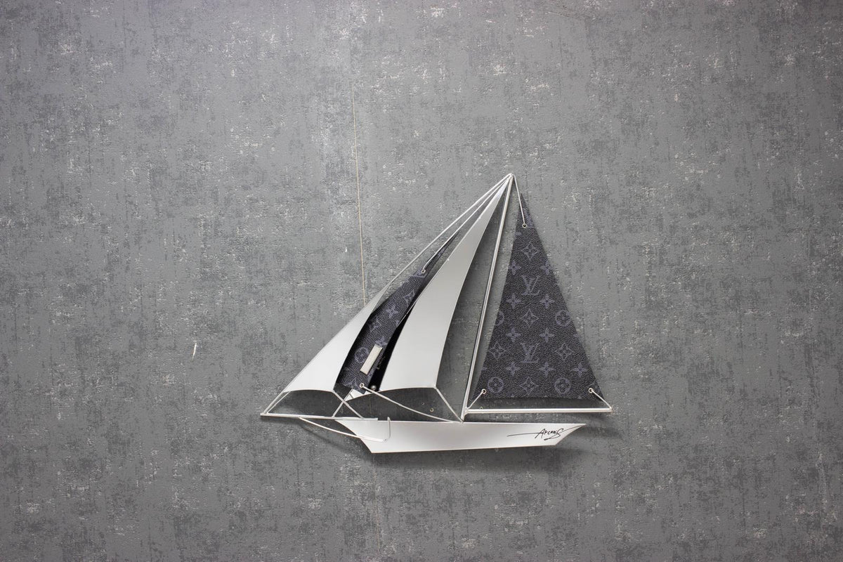 Bateau Vuitton 40 par Arcanis — œuvre contemporaine en métal poli miroir et cuir