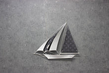 Bateau Vuitton 40 par Arcanis — œuvre contemporaine en métal poli miroir et cuir