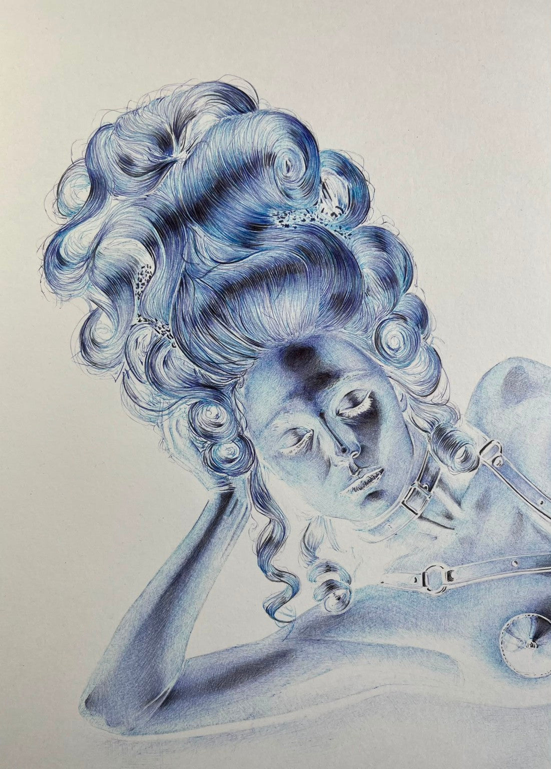 L’Attachante — BEUS — détail de la coiffure au stylo Bic