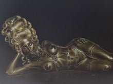 L’Attachante — BEUS — visualisation de l’œuvre en filtre négatif, tonalités or et bronze
