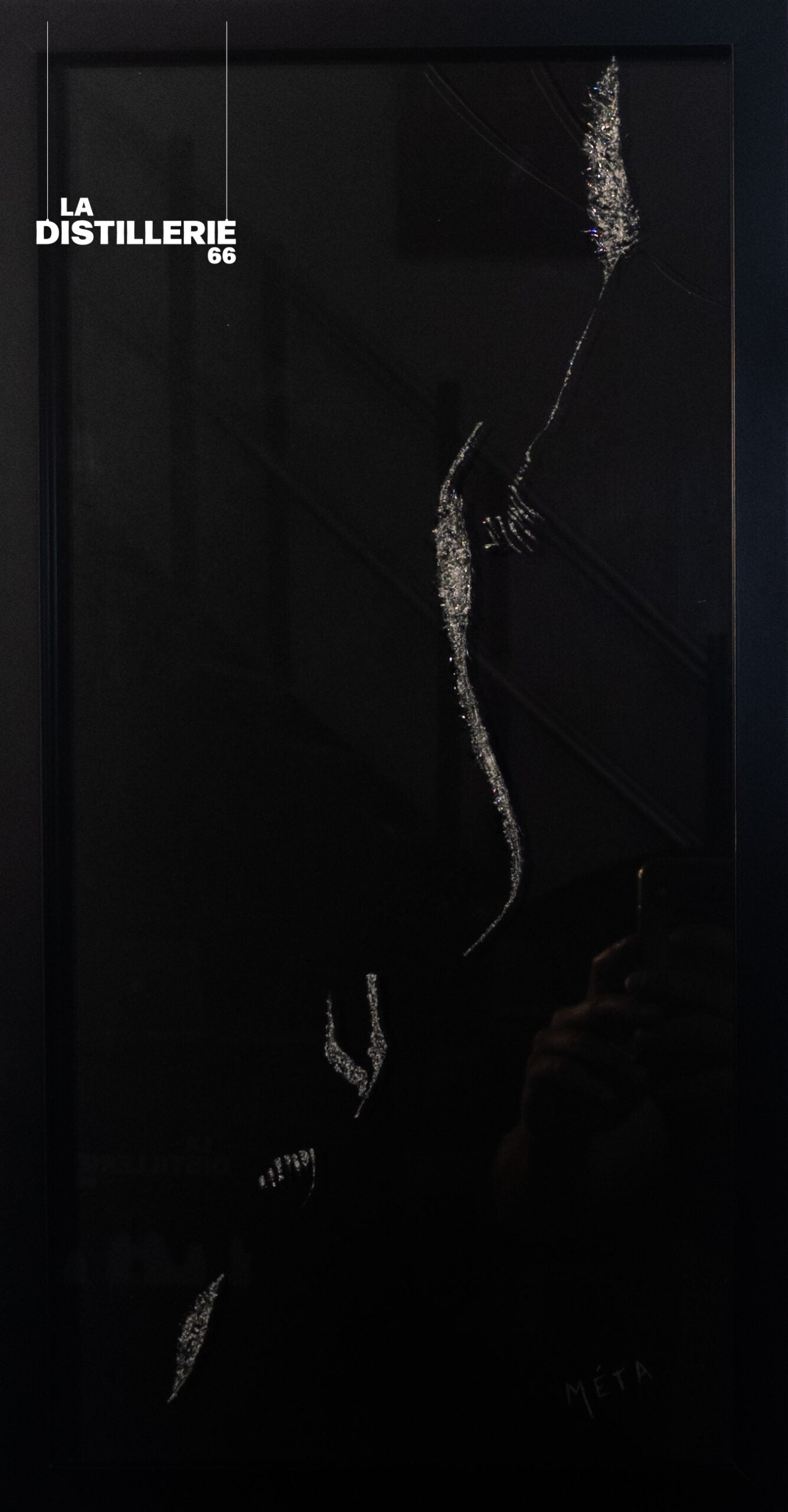 Contre-Jour 1 — œuvre de l’artiste Méta réalisée par impacts sur verre, silhouette féminine minimaliste