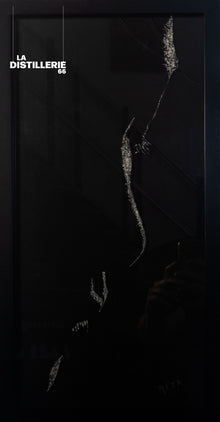 Contre-Jour 1 — œuvre de l’artiste Méta réalisée par impacts sur verre, silhouette féminine minimaliste