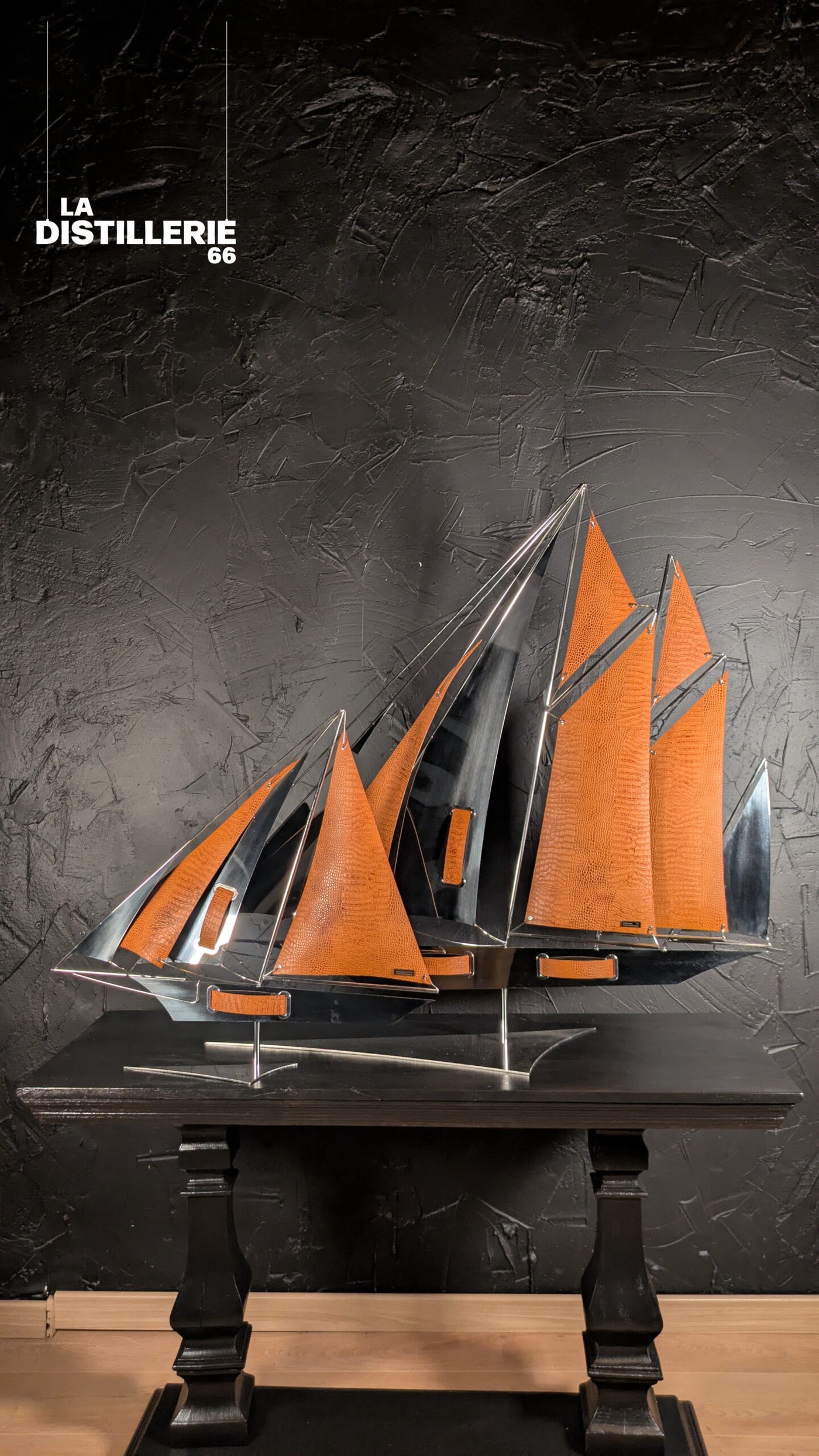 Sculpture contemporaine CRONOS 120 Alligator par Arcanis — métal poli miroir et cuir