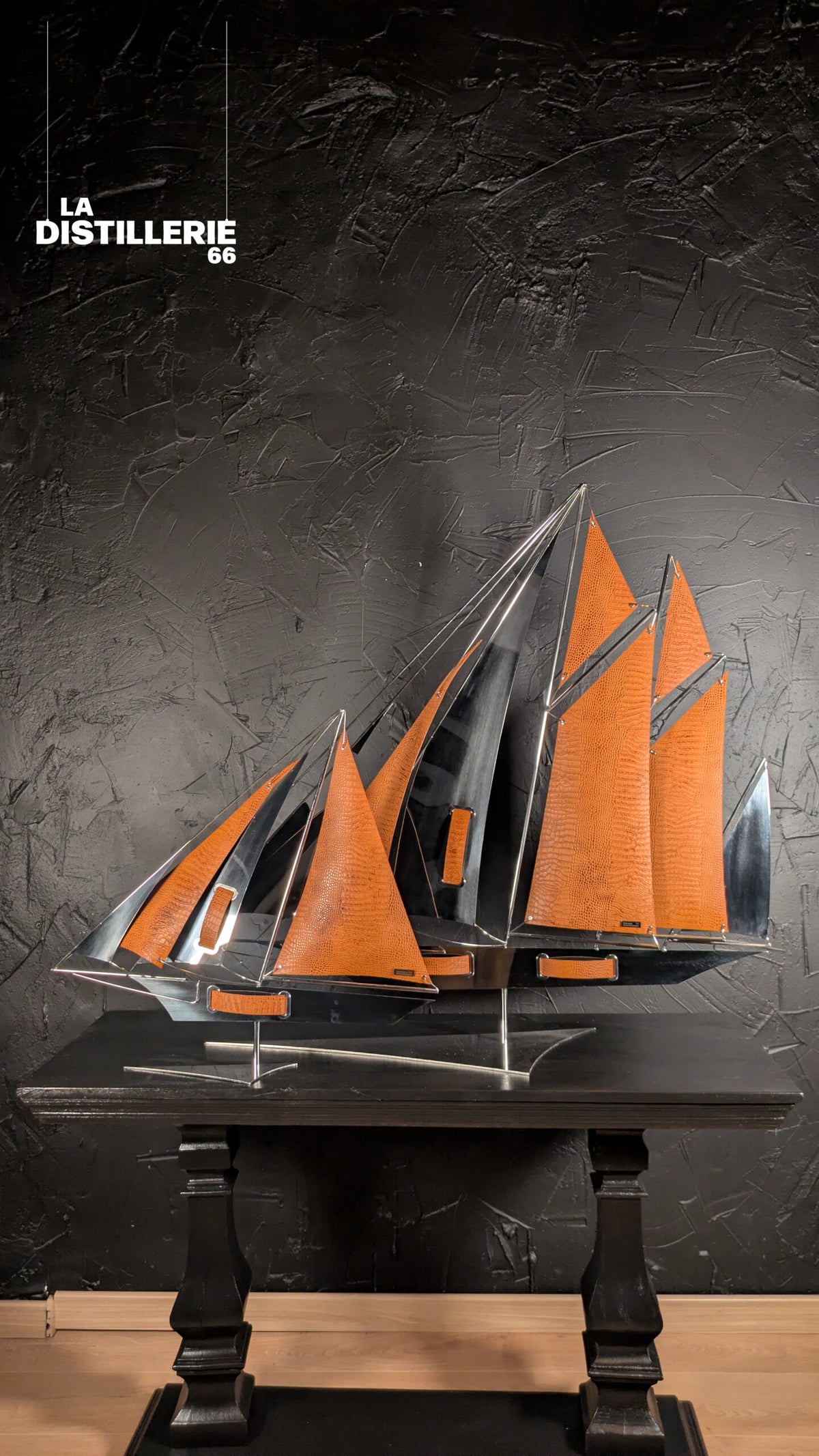 Sculpture contemporaine CRONOS 120 Alligator par Arcanis — métal poli miroir et cuir