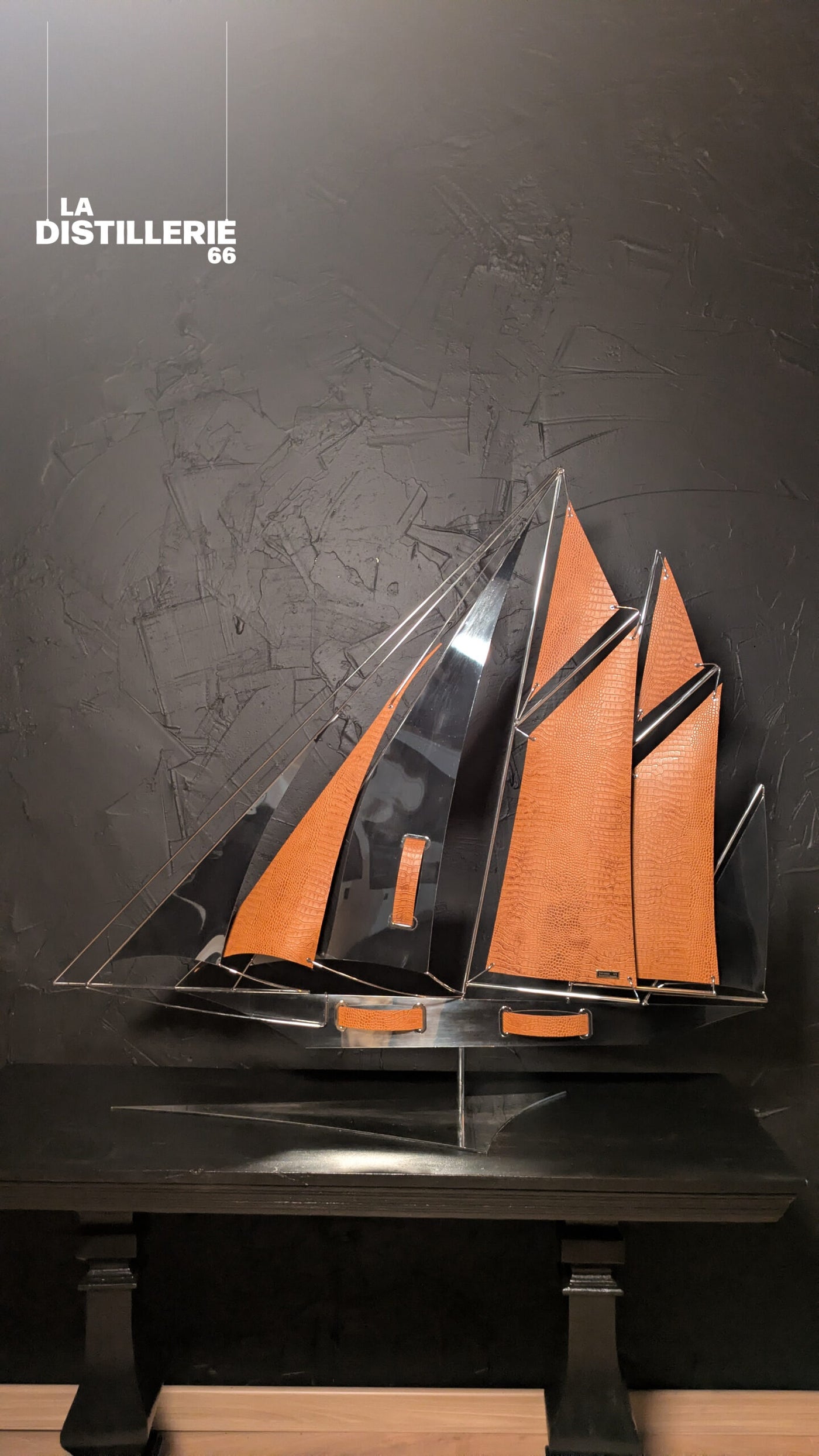Arcanis — CRONOS 120 Alligator, sculpture de bateau en acier inoxydable et cuir