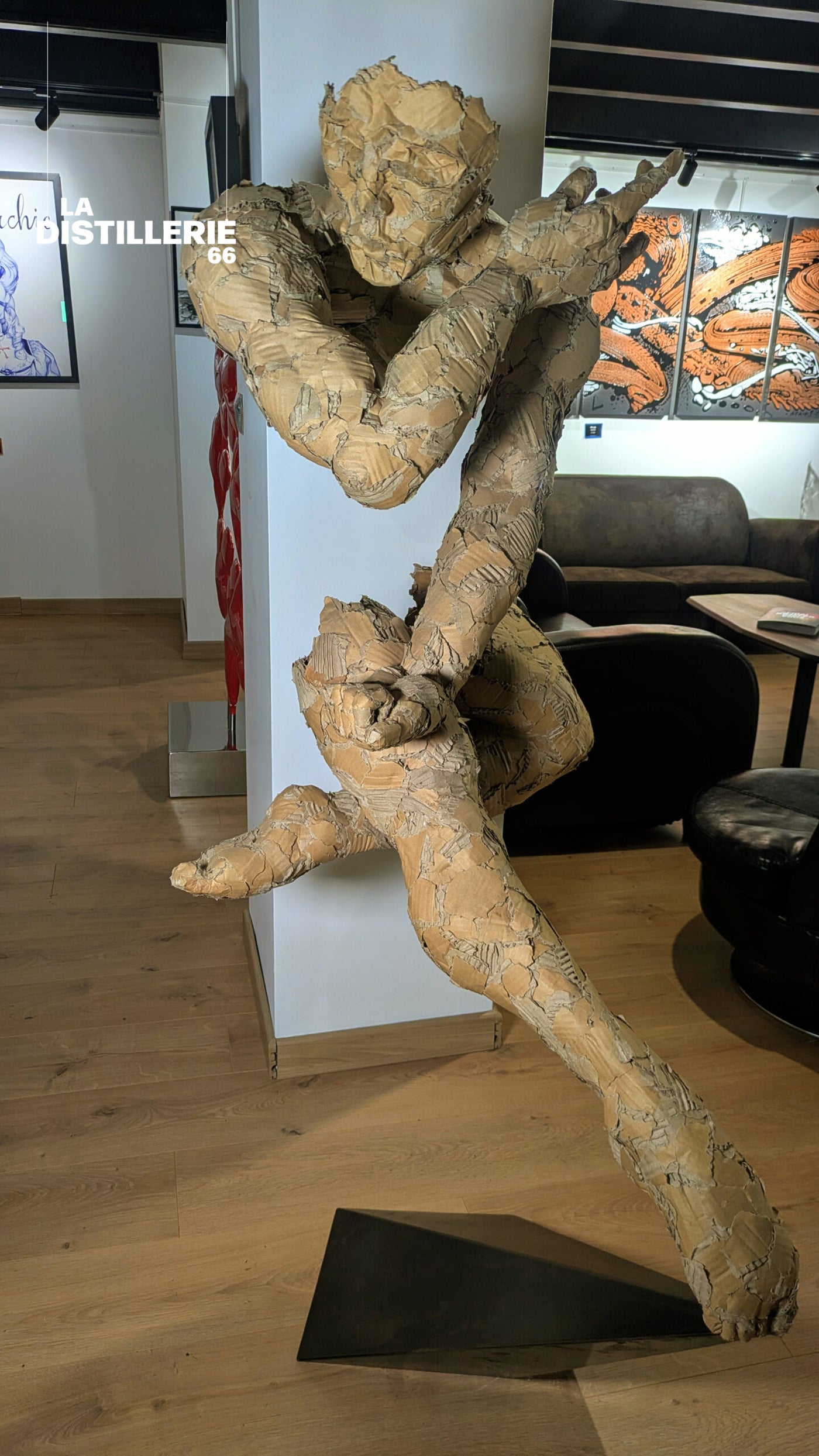 Équilibre par Éric Montaux — œuvre contemporaine en carton et métal