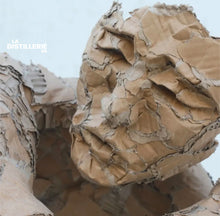 Œuvre d’Éric Montaux Équilibre — sculpture en carton, acier et assemblages