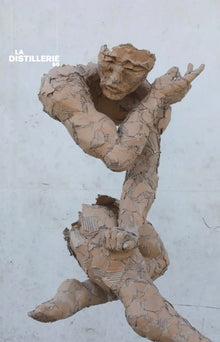 Équilibre — sculpture contemporaine d’Éric Montaux en carton et structure métallique