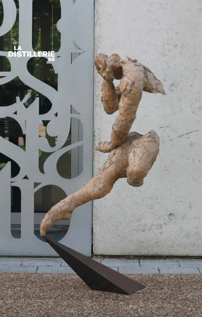 Sculpture Équilibre d’Éric Montaux — carton apparent et structure métallique