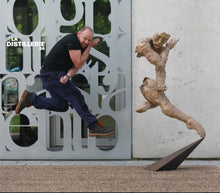 Équilibre d’Éric Montaux — sculpture grand format en carton avec assemblage métallique