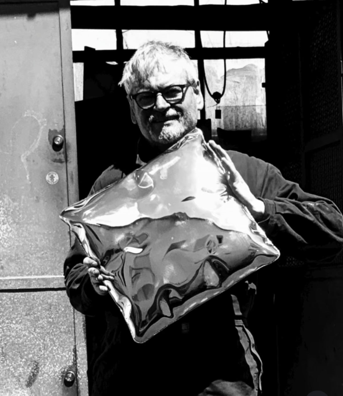 Henri Iglésis avec le coussin poli miroir dans son atelier