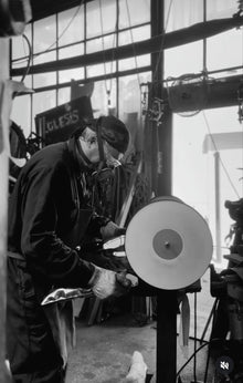 Henri Iglésis dans son atelier pendant la fabrication
