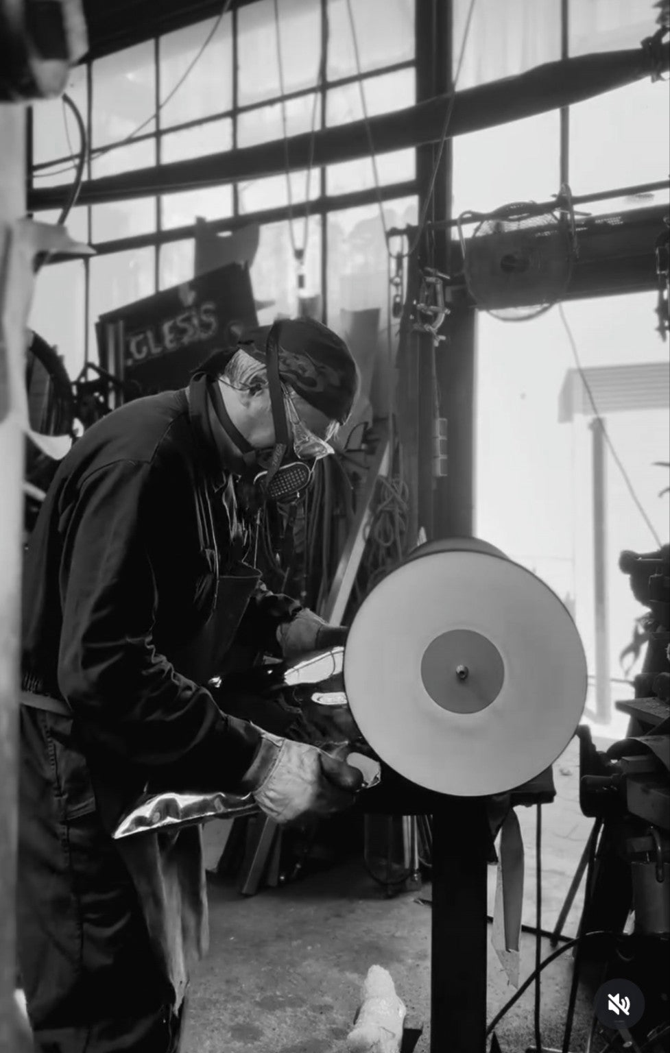 Henri Iglésis dans son atelier pendant la fabrication