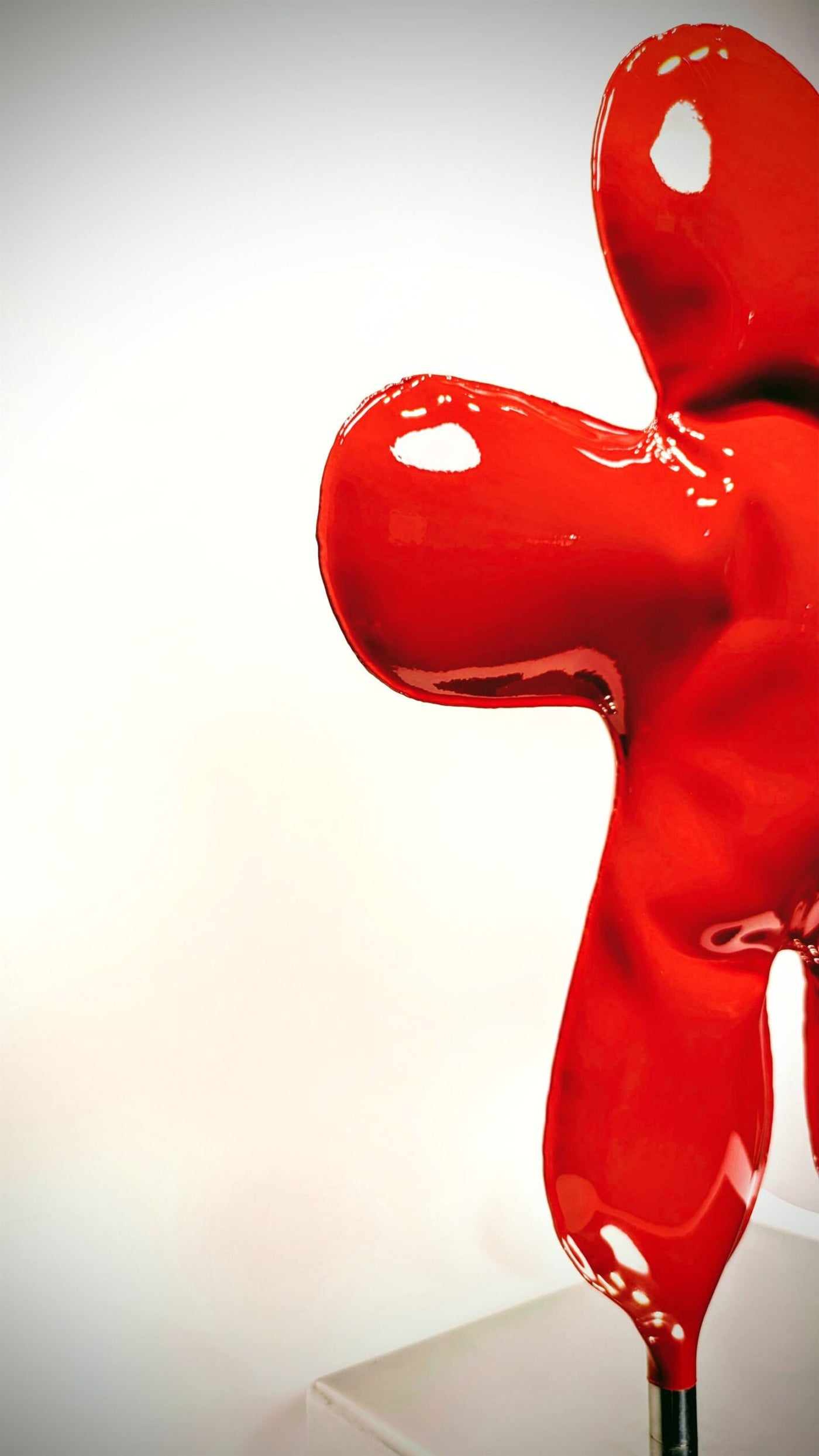 Petit Bonhomme rouge de Henri Iglesis — sculpture contemporaine en acier soufflé sur socle inox