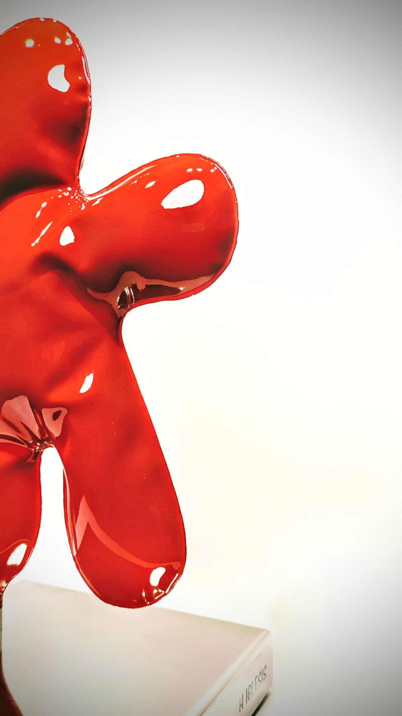 Œuvre Petit Bonhomme rouge par Henri Iglesis — métal soudé et acier soufflé laqué