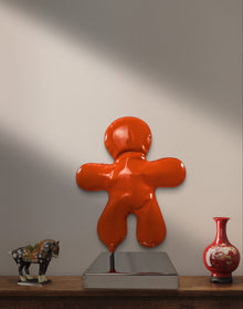 Œuvre Petit Bonhomme orange par Henri Iglesis — métal soudé et acier soufflé laqué