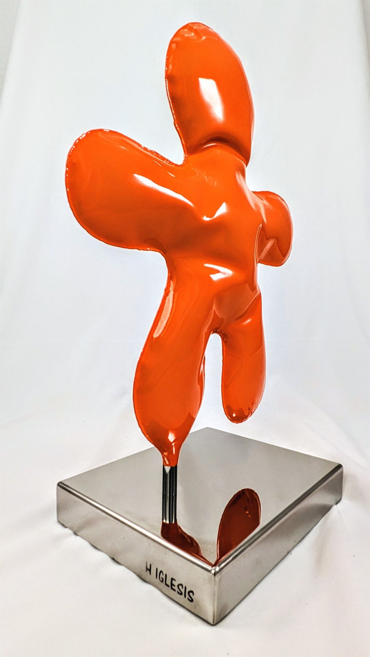 Petit Bonhomme orange — création de Henri Iglesis, sculpture en métal soufflé
