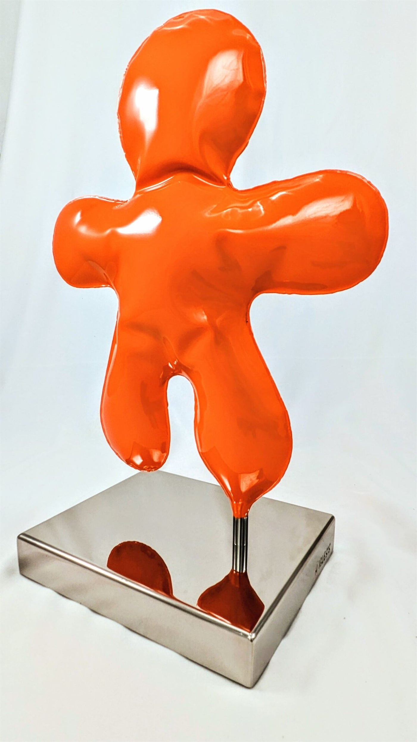 Petit Bonhomme orange par Henri Iglesis — œuvre contemporaine en acier laqué soufflé