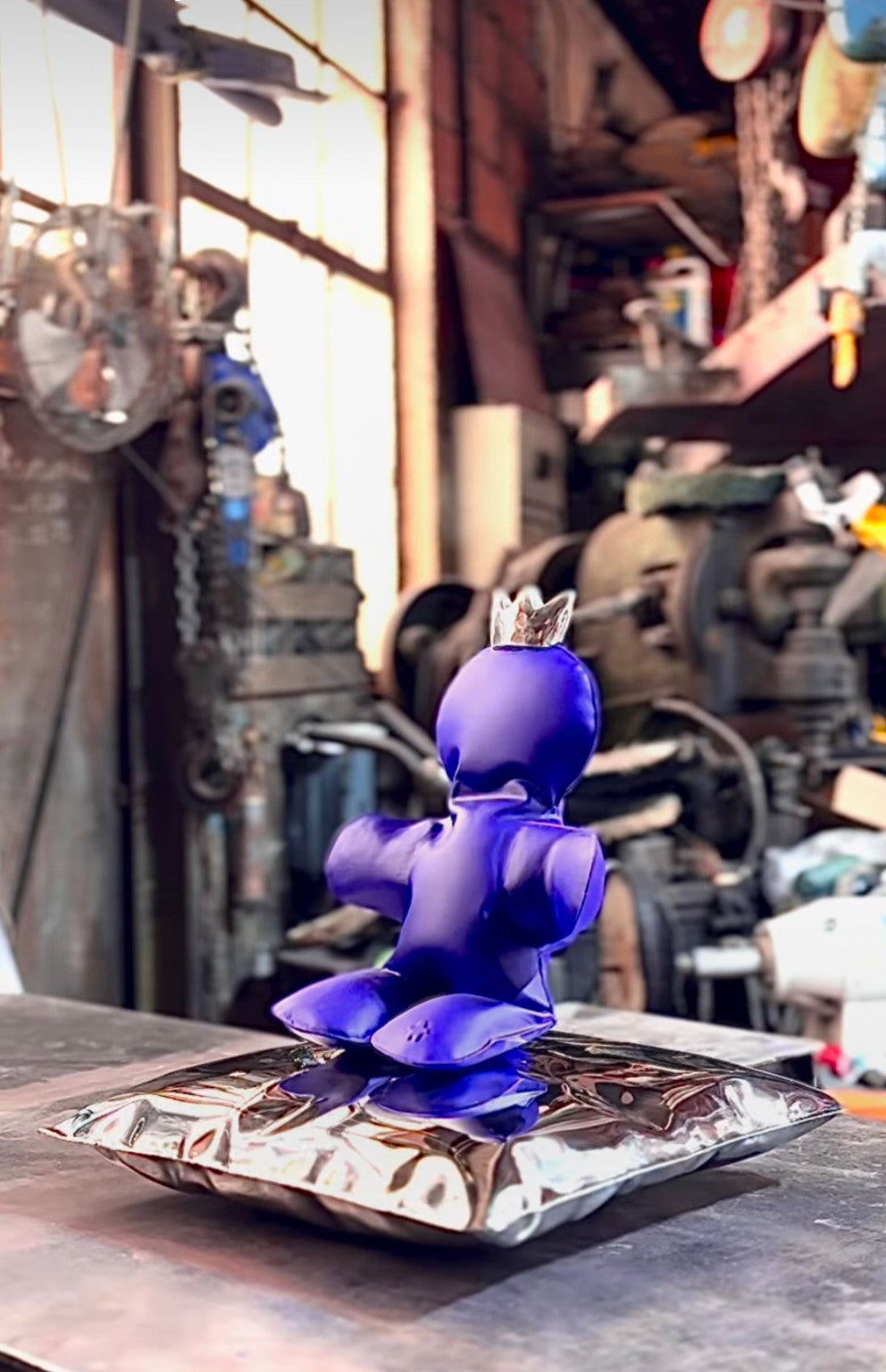 Henri Iglésis — Petit Bonhomme F1 IGBLUE sur coussin poli miroir, vue atelier
